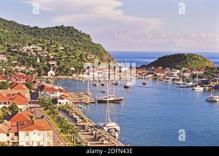 Années 1990 Saint-Barth (Saint-Barthélemy) – Gustavia Saint-Barts, l'hôtel Carl Gustav en haut à gauche Banque D'Images