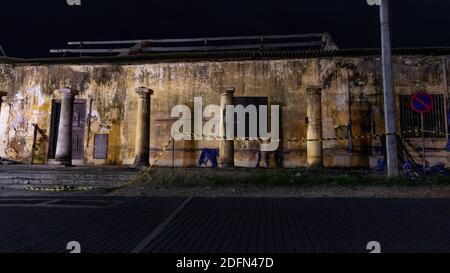 Photographie nocturne de l'ancien bâtiment abandonné dans la rue Galle fort Banque D'Images