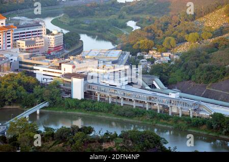 Gare Lo Wu, terminus de la ligne ferroviaire East Rail à Hong Kong, et poste frontalier vers Shenzhen, Chine (à gauche) Banque D'Images