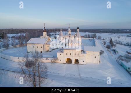 Le monastère de Ferapontov Belozersky Bogoroditse-Rozhdestvenskiy le jour de décembre (photographie aérienne). Région de Vologda, Russie Banque D'Images