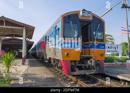 PHETCHABURI, THAÏLANDE - 13 DÉCEMBRE 2018 : train de voyageurs à la plate-forme de la gare de Phetchaburi. Chemins de fer thaïlandais Banque D'Images