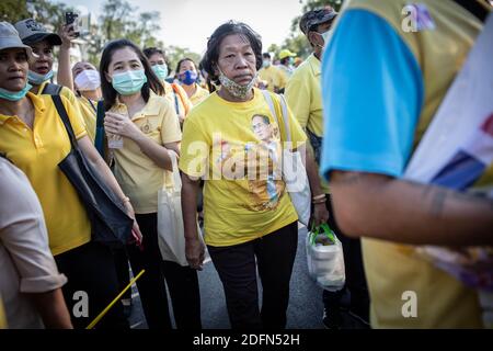 Bangkok, Thaïlande. 05e décembre 2020. Un partisan royaliste thaïlandais portant un t-shirt feu Roi thaïlandais Bhumibol Adulyadej se réunit devant le Grand Palais à Sanam Luang lors d'une cérémonie pour célébrer l'anniversaire du Roi thaïlandais Bhumibol Adulyadej (Rama 9). Le roi thaïlandais Maha Vajiralongkorn (Rama 10) a participé à la cérémonie avec d'autres membres de la famille royale. Crédit : SOPA Images Limited/Alamy Live News Banque D'Images