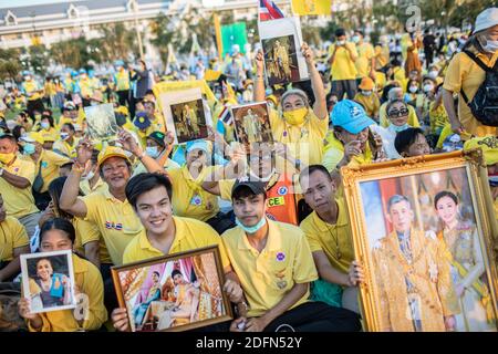 Bangkok, Thaïlande. 05e décembre 2020. Les partisans royalistes thaïlandais ont des portraits de la famille royale devant le Grand Palais de Sanam Luang lors d'une cérémonie pour célébrer l'anniversaire du roi thaïlandais Bhumibol Adulyadej (Rama 9). Le roi thaïlandais Maha Vajiralongkorn (Rama 10) a participé à la cérémonie avec d'autres membres de la famille royale. Crédit : SOPA Images Limited/Alamy Live News Banque D'Images