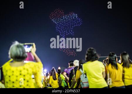 Bangkok, Thaïlande. 05e décembre 2020. Les partisans royalistes thaïlandais prennent des photos d'un spectacle d'éclairage de drone devant le Grand Palais de Sanam Luang lors d'une cérémonie pour célébrer l'anniversaire de feu Roi thaïlandais Bhumibol Adulyadej (Rama 9). Le roi thaïlandais Maha Vajiralongkorn (Rama 10) a participé à la cérémonie avec d'autres membres de la famille royale. Crédit : SOPA Images Limited/Alamy Live News Banque D'Images