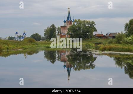 Nuageux matin de septembre dans le village de Dunilovo. Ivanovo, Russie Banque D'Images