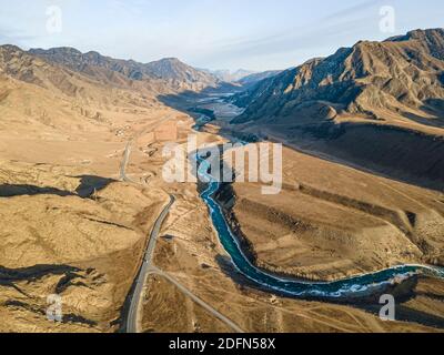 route dans les montagnes près d'une rivière. L'autoroute Chui est l'une des plus belles routes du monde. Région de Chuysky Banque D'Images