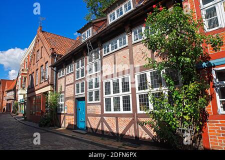 Ruelle dans la vieille ville historique de Lauenburg, ancienne maison de marchand aussi la maison de Rumpf construite autour de 1650 (centre), Duché de Lauenburg district Banque D'Images