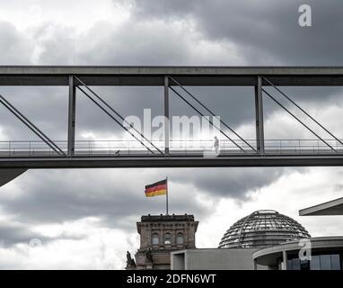 Architecture, pavillon Reichstag, quartier du gouvernement, Berlin, détail, personne sur le pont entre Marie-Elisabeth-Lueders-Haus et Banque D'Images
