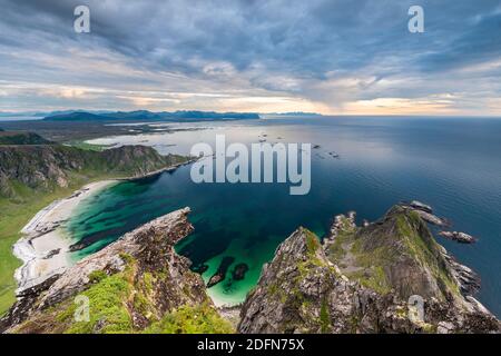 Vue de la montagne de Matinden à la plage de sable et la côte rocheuse, Bleik, l'île d'Andoya, Vesteralen, Nordland, Nord-Norge, Norvège Banque D'Images