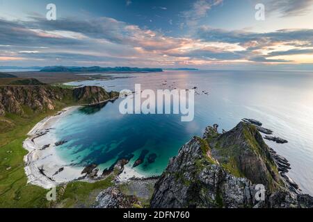 Vue de la montagne de Matinden à la plage de sable et la côte rocheuse, Bleik, l'île d'Andoya, Vesteralen, Nordland, Nord-Norge, Norvège Banque D'Images