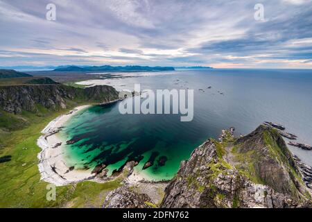 Vue de la montagne de Matinden à la plage de sable et la côte rocheuse, Bleik, l'île d'Andoya, Vesteralen, Nordland, Nord-Norge, Norvège Banque D'Images