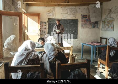 Un professeur enseigne sept enfants dans une classe, école primaire de Potokh, Potokh, couloir de Wakhan, Afghanistan Banque D'Images