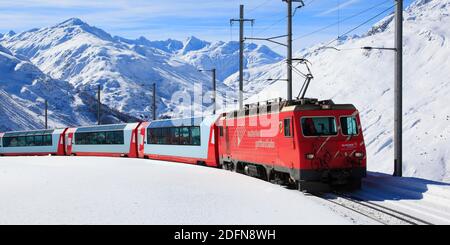 Glacier Express, chemin de fer Matterhorn-Gotthard, Andermatt, Uri, Suisse Banque D'Images