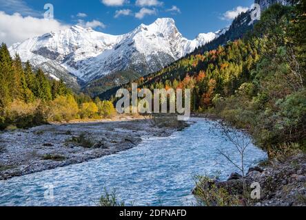 Paysage d'automne dans le Risstal avec Rissbach près de la grosse Ahornboden, Engalpe, Eng, communauté Hinterriss, montagnes Karwendel, Alpenpark Banque D'Images