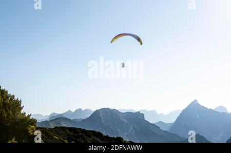 Parapente en vol en face du Sonnjoch, Karwendel, panorama alpin, Achensee, Tyrol, Autriche Banque D'Images