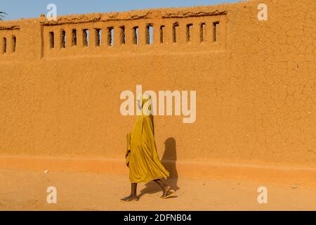 Fille locale dans la vieille ville de l'UNESCO patrimoine mondial de la vue Agadez, Niger Banque D'Images