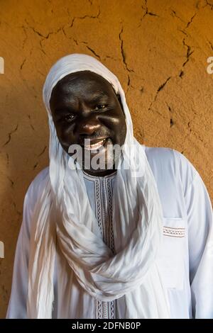 Sympathique homme riant avec tagelmohé, Agadez, Niger Banque D'Images