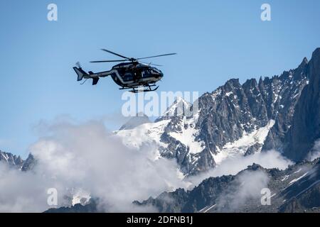 Hélicoptère au-dessus du massif du Mont blanc, sauvetage alpin, sauvetage montagne, Chamonix, haute-Savoie, France Banque D'Images
