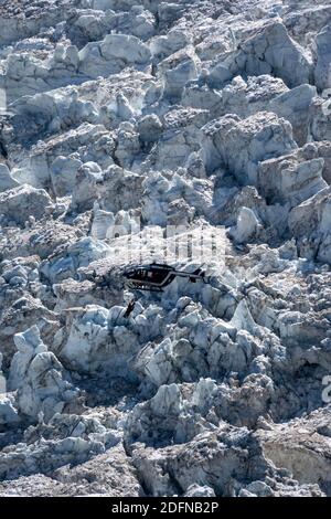 Personne blessée sur corde, hélicoptère volant au-dessus du glacier, Glacier de Bossons, sauvetage alpin, sauvetage en montagne, Chamonix, haute-Savoie, France Banque D'Images