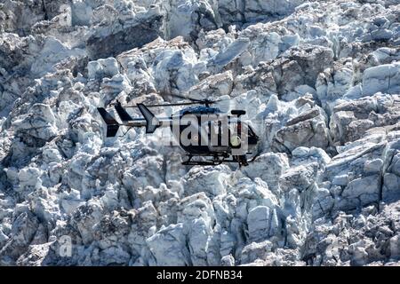 Personne blessée sur corde, hélicoptère volant au-dessus du glacier, Glacier de Bossons, sauvetage alpin, sauvetage en montagne, Chamonix, haute-Savoie, France Banque D'Images