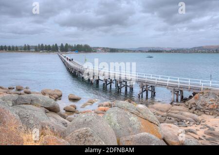 Chaussée en bois reliant Victor Harbor à l'île Granite en Australie Banque D'Images