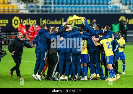 Cadix, Espagne. 05e décembre 2020. Les joueurs de Cadix fêtent à la fin du championnat d'Espagne la Liga football match entre Cadix CF et FC Barcelone le 5 décembre 2020 au stade Ramon de Carranza à Cadix, Espagne - photo Joaquin Corchero / Espagne DPPI / DPPI / LM crédit: Paola Benini / Alay Live News Banque D'Images