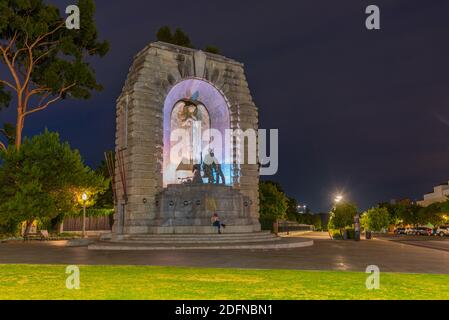 Vue nocturne du mémorial national de guerre à Adélaïde, en Australie Banque D'Images