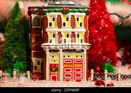 Augusta, GA USA - 12 05 20: Coca Cola Holiday Vintage Village collection Fire Station Banque D'Images
