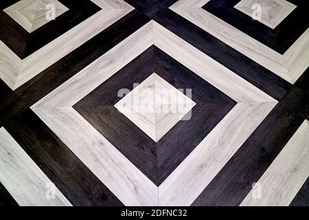 Parquet en bois à motif géométrique noir et blanc pour un arrière-plan abstrait Banque D'Images