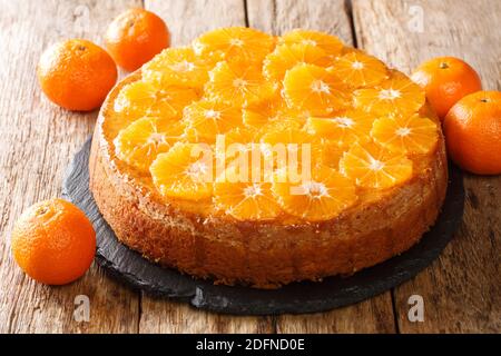 Tarte aux fruits de fête avec garniture de mandarine gros plan sur un tableau d'ardoise sur la table. Horizontale Banque D'Images