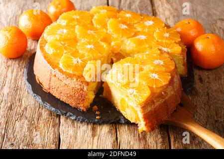 Délicieux tarte à la mandarine coupée en gros plan sur un tableau d'ardoise sur la table. Horizontale Banque D'Images