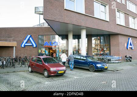 Supermarché Aldi avec logo dans une ville hollandaise. Les gens qui font du shopping à pied. Banque D'Images