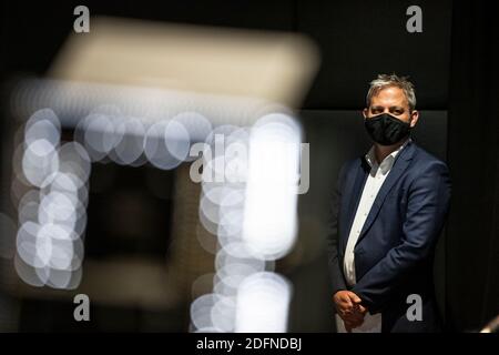 L'administrateur en chef de la santé Brett Sutton attend de prendre la parole lors d'une conférence de presse.après 37 jours sans nouveaux cas de coronavirus, le premier ministre victorien Daniel Andrews assouplit les restrictions sur les rassemblements à la maison, l'utilisation de masques et se diriger vers un système de limites de densité plutôt que des plafonds sur le nombre de personnes dans les lieux d'accueil. Banque D'Images