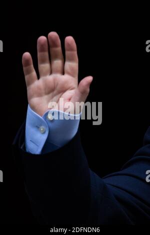 Photo du dossier datée du 14/10/20 du brassard de chemise mal boutonné du premier ministre Boris Johnson, alors qu'il quitte le 10 Downing Street pour assister aux questions du premier ministre, au Parlement de Londres. Le 13 décembre 2020 marque le premier anniversaire de la victoire aux élections générales de M. Johnson. Banque D'Images