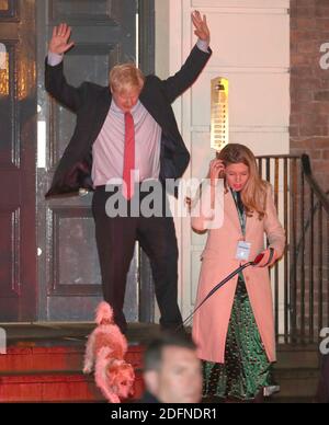 Photo du dossier datée du 13/12/19 du Premier ministre Boris Johnson quittant le quartier général du Parti conservateur, avec sa partenaire Carrie Symonds et son chien Dilyn dans le centre de Londres alors que son parti a remporté la victoire aux élections générales de 2019. Le 13 décembre 2020 marque le premier anniversaire de la victoire aux élections générales de M. Johnson. Banque D'Images