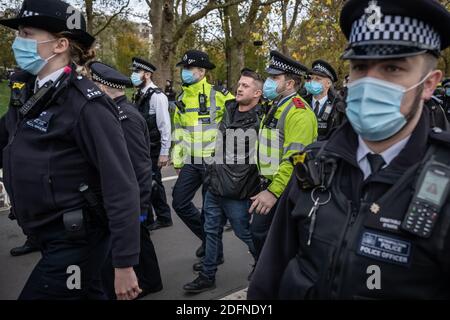Tommy Robinson est arrêté au Speaker’s Corner à Hyde Park après de nombreuses demandes de la police pour effacer le coin afin de faire respecter les distances sociales. Banque D'Images