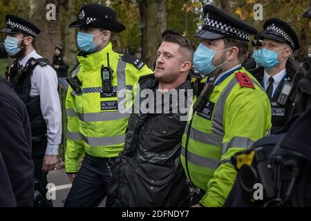 Tommy Robinson est arrêté au Speaker’s Corner à Hyde Park après de nombreuses demandes de la police pour effacer le coin afin de faire respecter les distances sociales. Banque D'Images