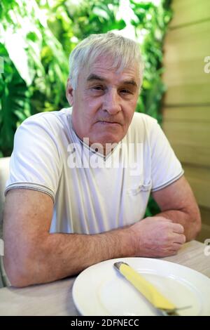 Portrait d'un homme âgé dans un restaurant Banque D'Images