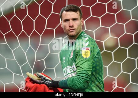 Marcus Bettinelli #1 de Middlesbrough nettoie ses gants pendant le jeu Banque D'Images