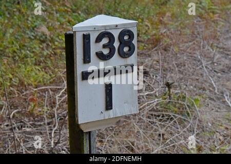 Un Milepost de British Railways indiquant la distance d'une gare primaire, côté voie sur le Severn Valley Railway, Shopshire Banque D'Images