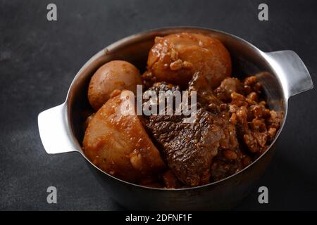 Cuisine juive - Cholent (Hamin).plat principal traditionnel pour le déjeuner juif Shabbat, bœuf lentement cuit ragoût avec des pommes de terre, des haricots, des ruelles, du blé et du brun par exemple Banque D'Images