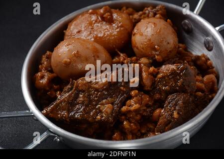 Cuisine juive - Cholent (Hamin).plat principal traditionnel pour le déjeuner juif Shabbat, bœuf lentement cuit ragoût avec des pommes de terre, des haricots, des ruelles, du blé et du brun par exemple Banque D'Images