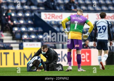 Ben Pearson #4 de Preston North End reçoit un traitement le tangage après une blessure Banque D'Images