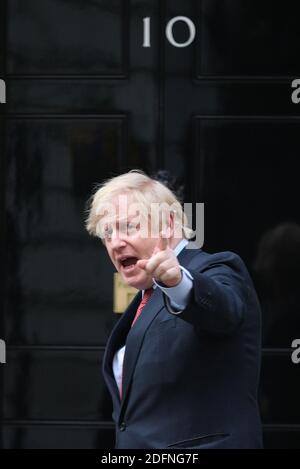 Photo du dossier datée du 07/05/20 du Premier ministre Boris Johnson à l'extérieur du 10 Downing Street à Londres, l'évaluateur se joint aux applaudissements pour saluer les héros locaux pendant le Clap national pour que les soignants reconnaissent et soutiennent les travailleurs du NHS et les soignants qui luttent contre la pandémie du coronavirus. Le 13 décembre 2020 marque le premier anniversaire de la victoire aux élections générales de M. Johnson. Banque D'Images