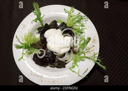 Assiette de champignons au lait noir salé au restaurant Banque D'Images