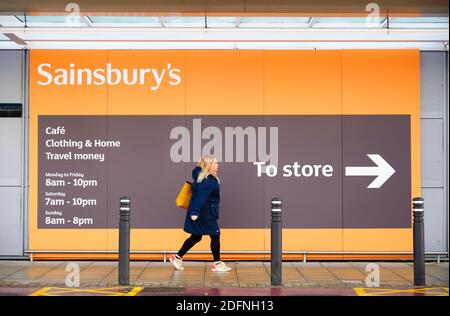 Londres, Angleterre, Royaume-Uni, le 28 novembre 2020, le supermarché Sainburys est ouvert pendant le confinement de Covid-19 pour les achats essentiels Banque D'Images