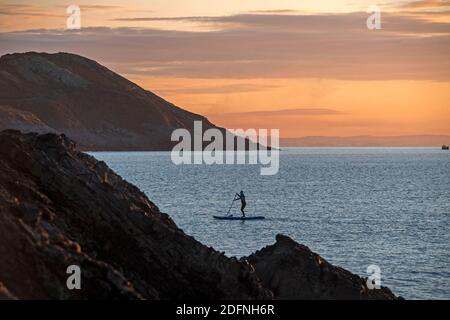 Swansea, Royaume-Uni. 06e décembre 2020. Un pédalo bénéficie du temps calme peu après le lever du soleil à Langland Bay près de Swansea, un matin froid et gelé, tandis que la température s'est emparée pour atteindre zéro degré. Credit: Phil Rees/Alamy Live News Banque D'Images