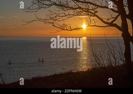 Swansea, Royaume-Uni. 06e décembre 2020. Un pédalo bénéficie du temps calme peu après le lever du soleil à Langland Bay près de Swansea, un matin froid et gelé, tandis que la température s'est emparée pour atteindre zéro degré. Credit: Phil Rees/Alamy Live News Banque D'Images