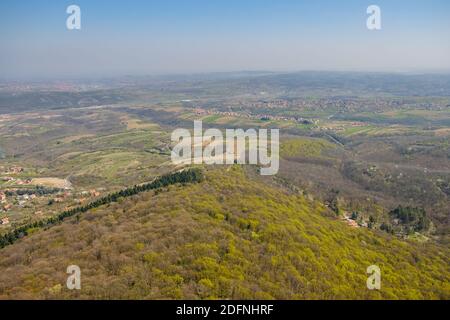 Vue aérienne sur les pentes de la montagne Avala, juste à l'extérieur de Belgrade, capitale de la Serbie Banque D'Images