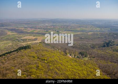 Vue aérienne sur les pentes de la montagne Avala, juste à l'extérieur de Belgrade, capitale de la Serbie Banque D'Images